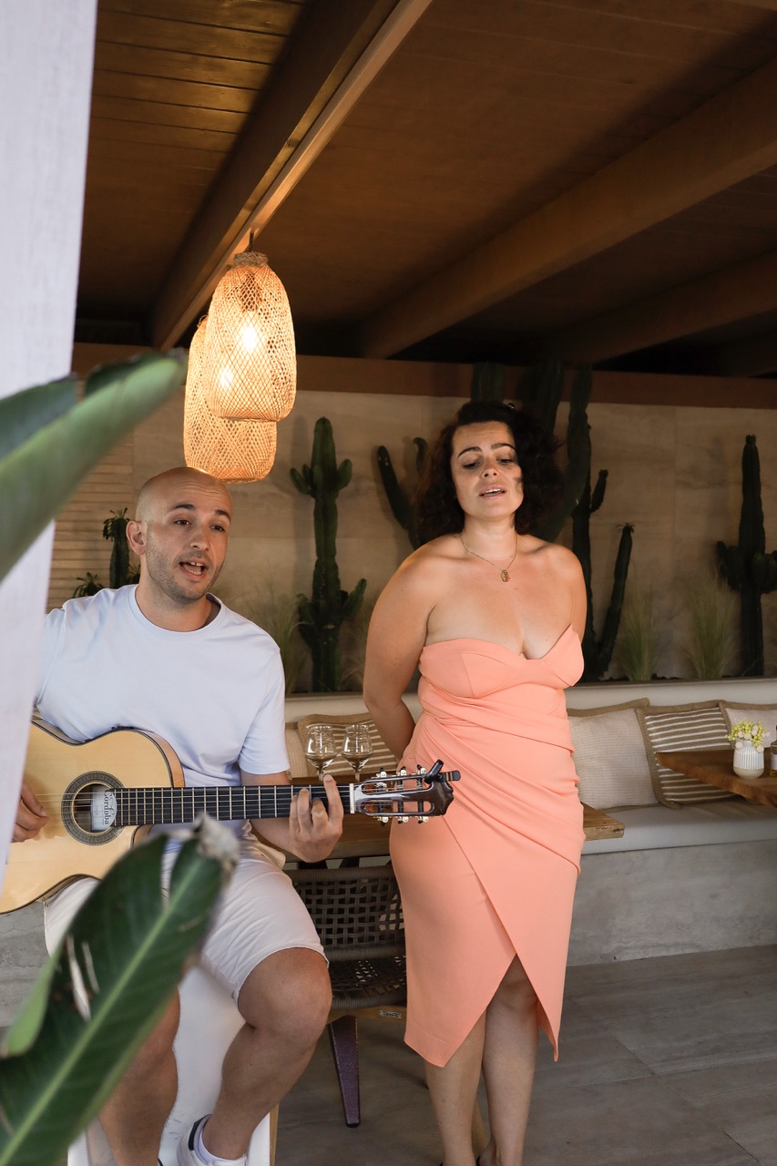 Duo de musiciens en live à la paillote lors d'un mariage à l'Hôtel Marinca, Olmeto plage